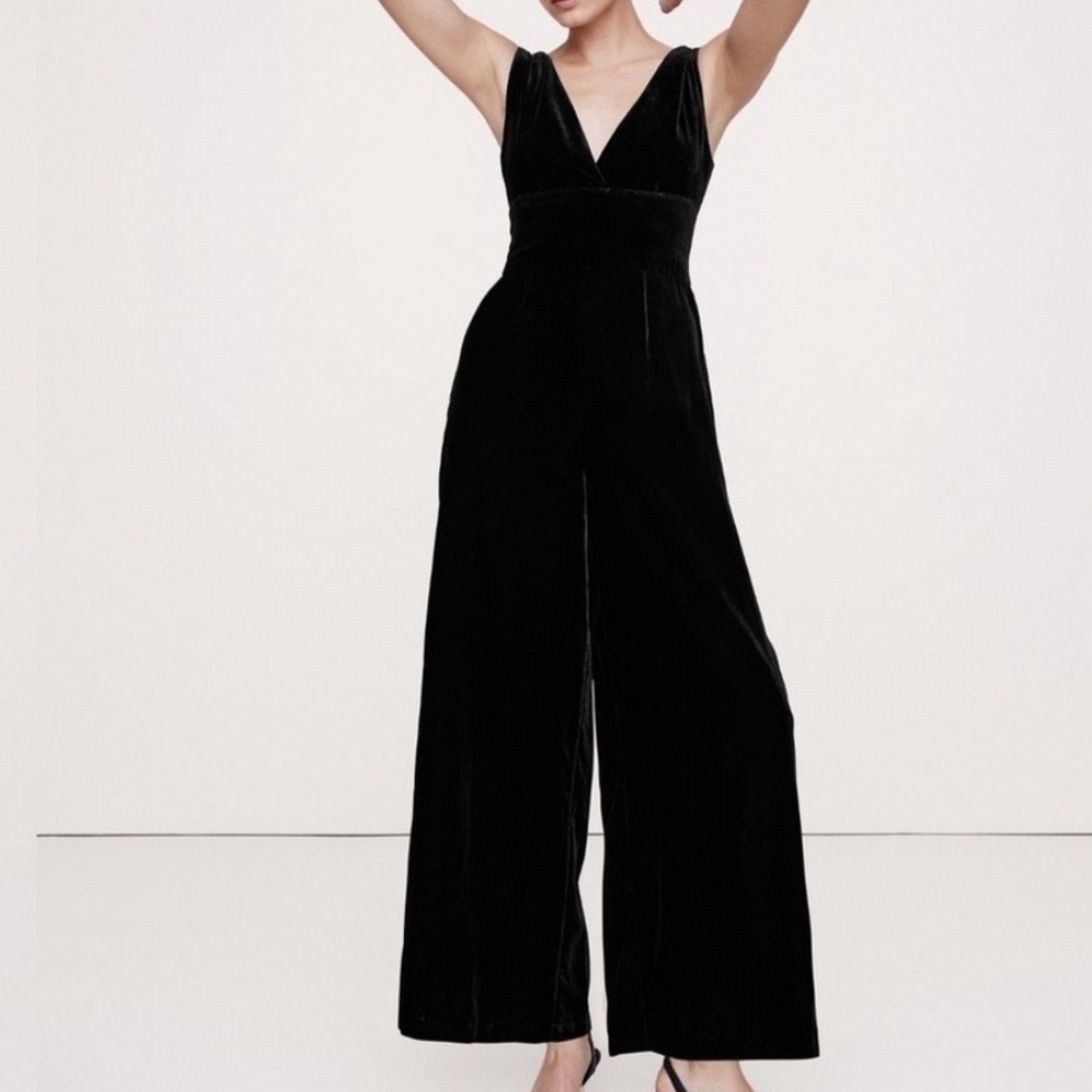 Banana Republic Black Velvet Wide Leg Jumpsuit Sleeveless V-Neck Small NWT